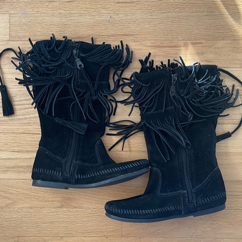 Minnetonka fringe suede leather boots